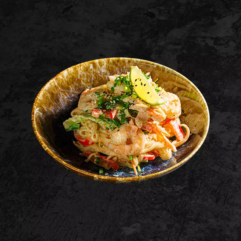 Вок с морепродуктами в сливочном соусе