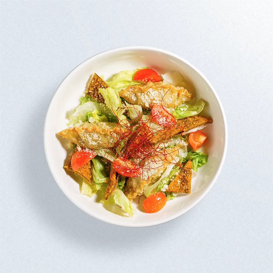 Салат с дамплингами