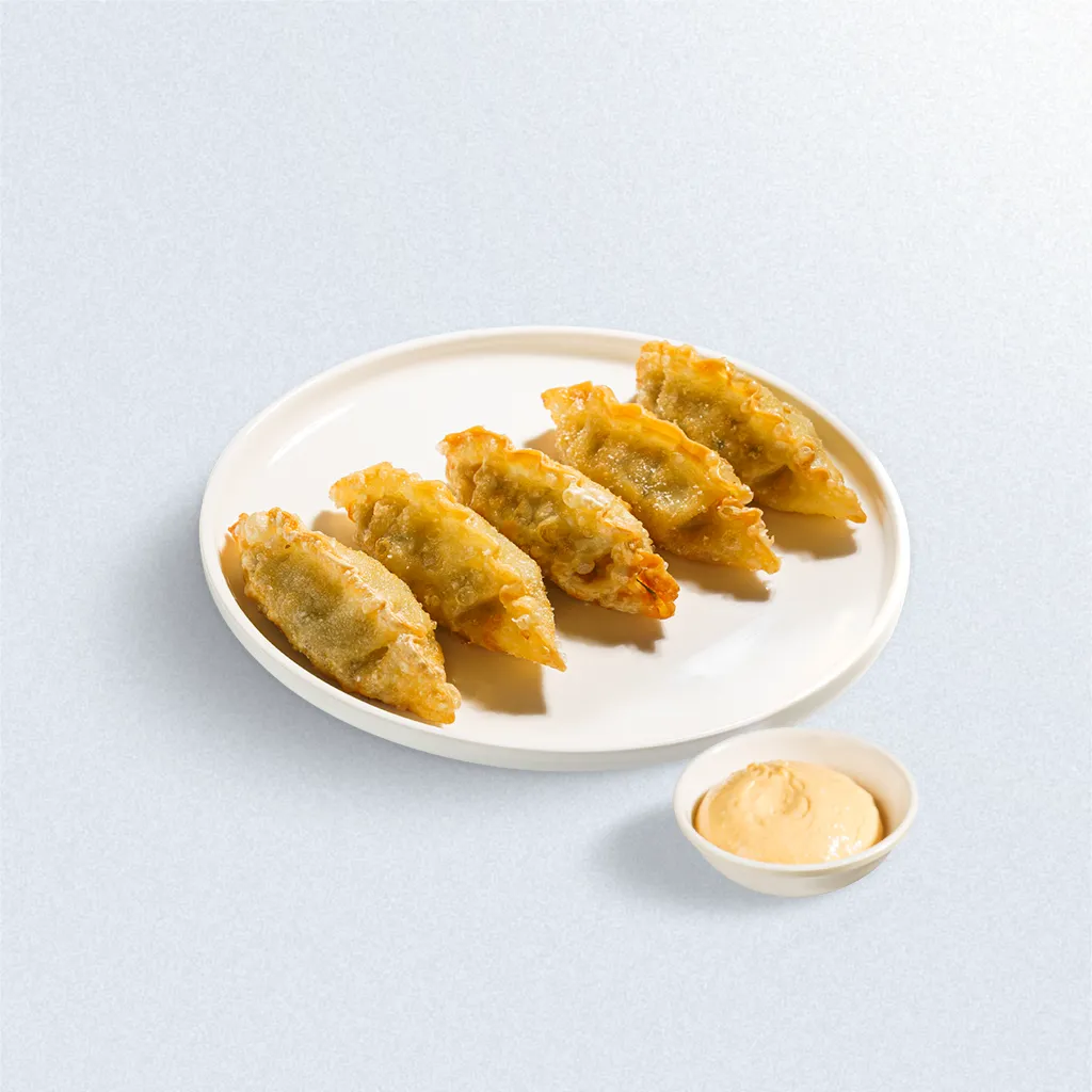 Дамплинги с курицей и овощами и соусом том ям